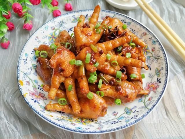 切成|这样做鸡爪真的太好吃了,越吃越上头!你们一定要试试看!