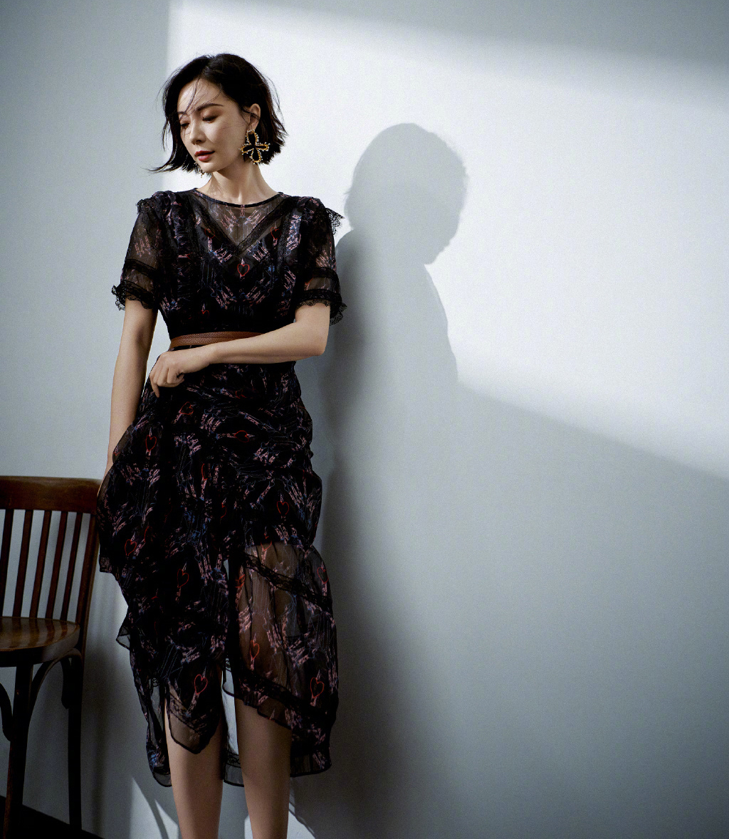  拿到|陈数不愧是拿到瑜伽教练员证书的人，43岁穿撞色裙，优雅极了