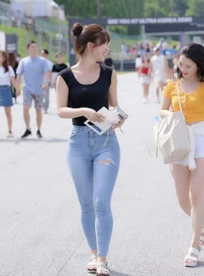 般的|紧身牛仔裤搭配展现出女神般的身材，彰显出时尚个性的气息