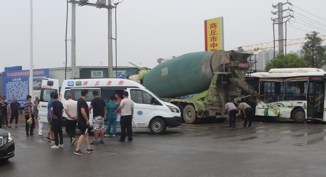  车上|罐车、轿车、公交三车相撞 现场救出多名人员