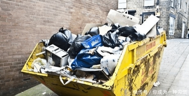  女尸|女子4年没清垃圾，警察清垃圾竟然发现一具女尸，女子：不知道！