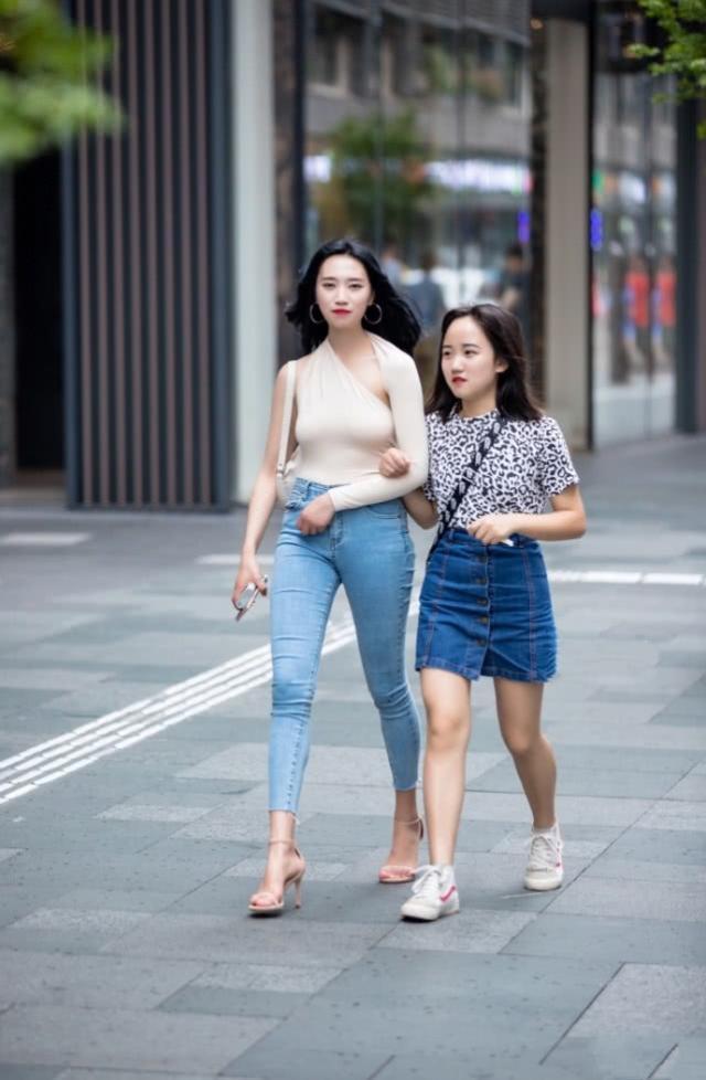 吊带|街拍：长发披肩的美女，牛仔裤搭配吊带背心，帅气中带有几分时尚魅力