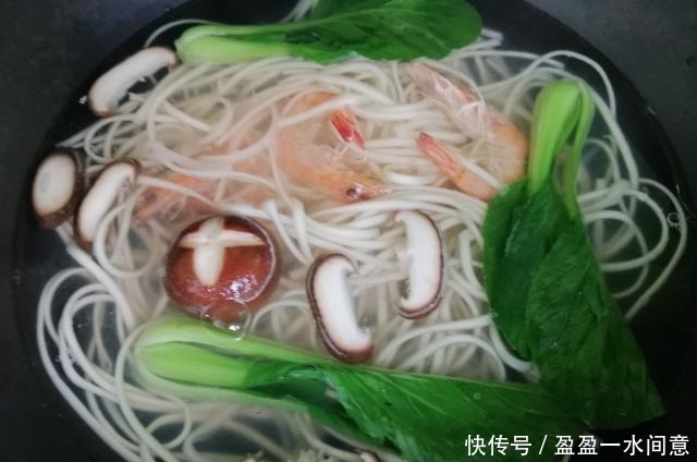 我家|早餐做了一碗面条，朋友圈一晒，都大呼土豪餐，排队要来我家吃面