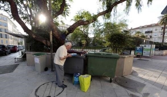 老人|这位老人每月退休金2万，却捡垃圾为生，得知背后原因，沉默！