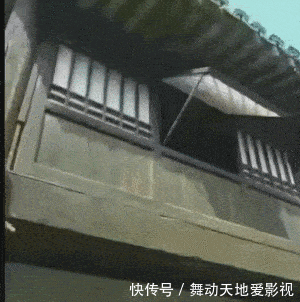 街上|“看这女子的裙子真的挺任性，走在街上我都替她感到尴尬”哈哈哈