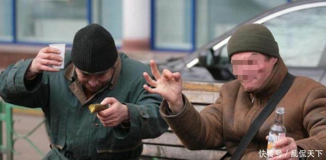 俄罗斯|俄罗斯人喜欢喝烈酒,学中国人一口闷一杯二锅头,当场就哭了