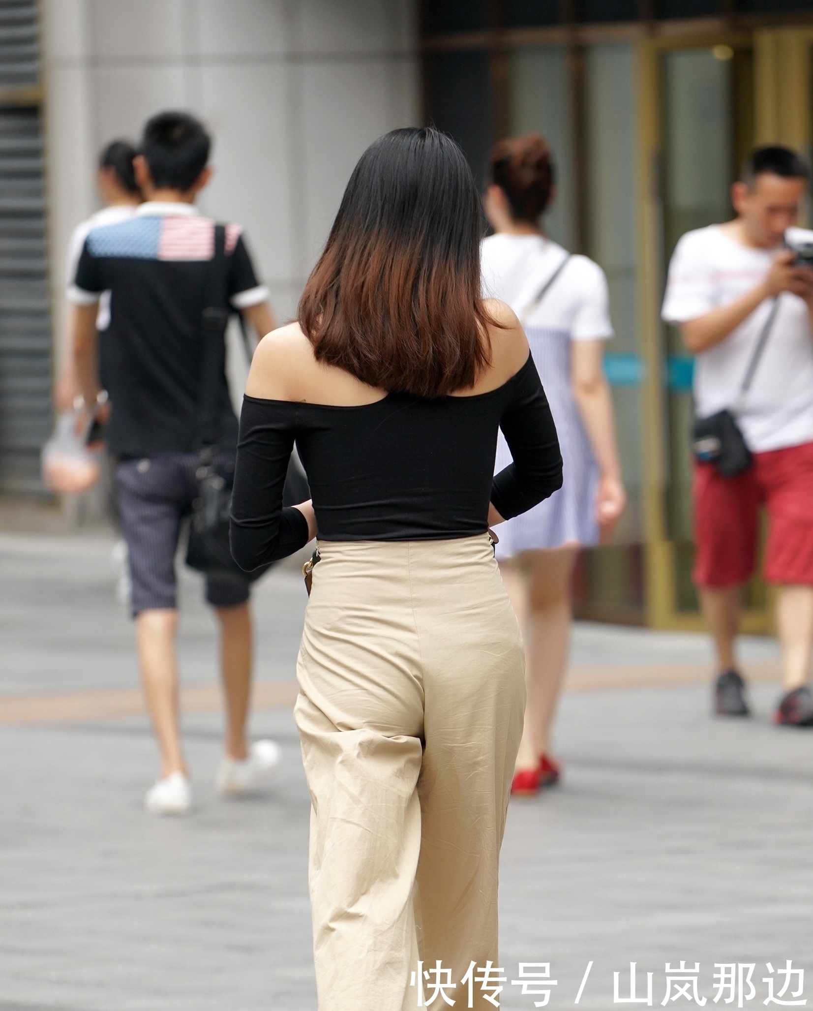 不易|路人街拍:两个时尚小姐姐教你搭配,风格简单不易出错!