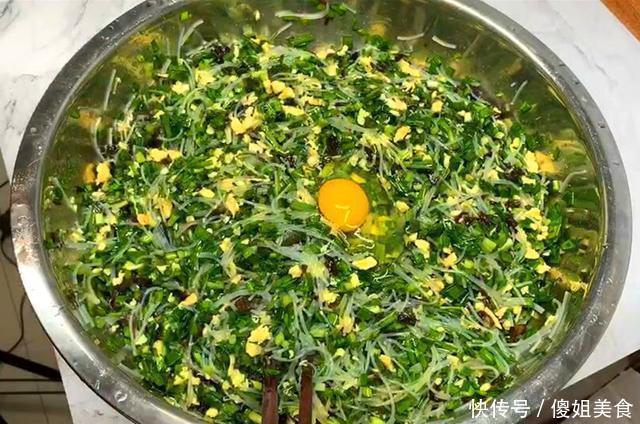  韭菜|夏天最香的菜，1块钱1斤，用来做包子，味道鲜美，连吃3天都不腻