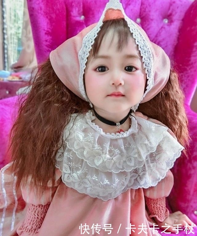 母亲|2岁女孩因长得漂亮走红网络,网友发现原来孩子母亲更漂亮