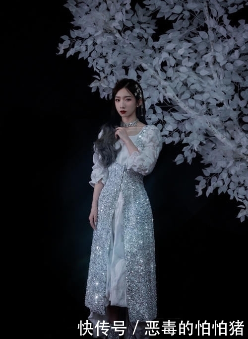 配焦|孟美岐不愧是第一名出道的,穿印花长裙配焦糖色短靴,时髦霸气