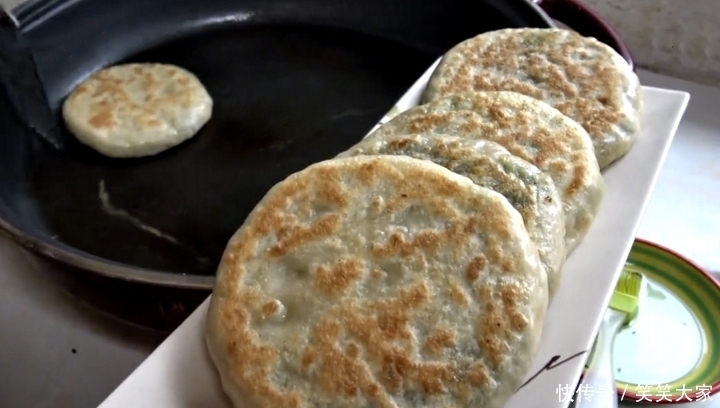 做成|夏天,此菜正当季,2块钱一斤,做成馅饼,比韭菜茴香还好吃