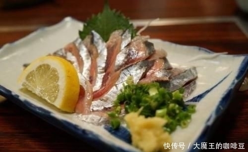 秋刀鱼|日本人当“宝贝”看待的鱼,被称作“脑黄金”,在中国却不太值钱