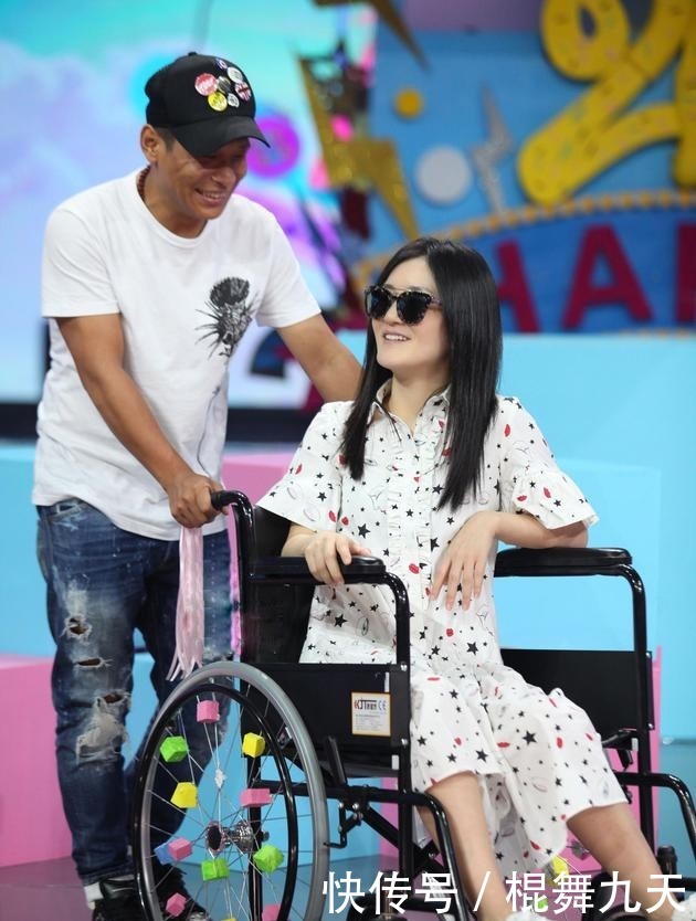 节目|谢娜坐轮椅坚持录节目，细数谢娜左腿是怎么拉伤的