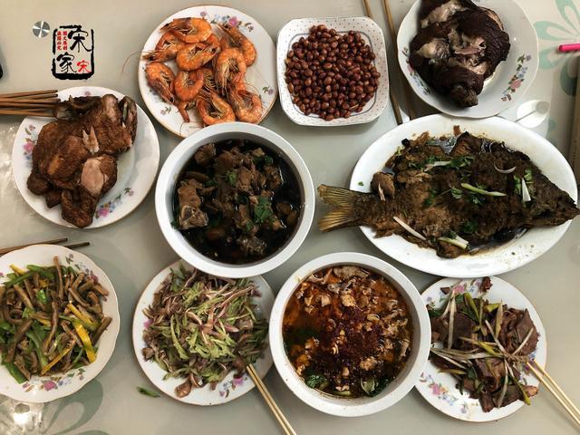 爷爷|爷爷生日,菜刚端上桌嫂子坐下就吃,姑姑停!老人还没动筷子