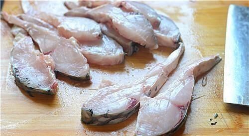 草鱼|鱼肉这做法最简单,我家隔三差五就吃,不腥还特香,一上桌就吃光