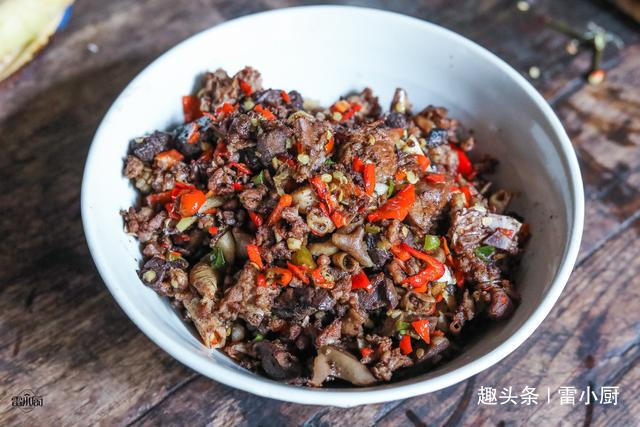  招待|舅舅一家来做客，妈妈做了8个农家菜招待，网友真富有
