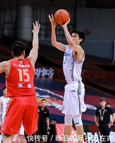 短板|奉献精彩暴扣!2米10杜锋爱将表现出彩拿下10+5,但短板仍然明显