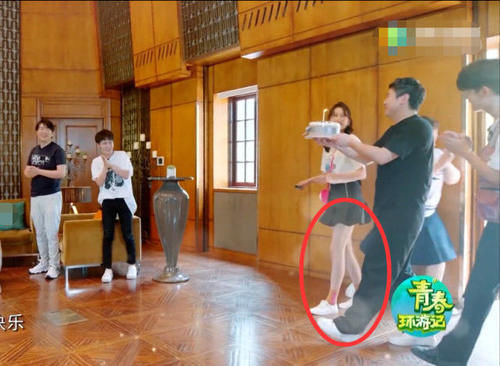 关晓彤的腿|有种“白袜腿”叫关晓彤,明明什么都没穿,却白的像有一层长筒袜