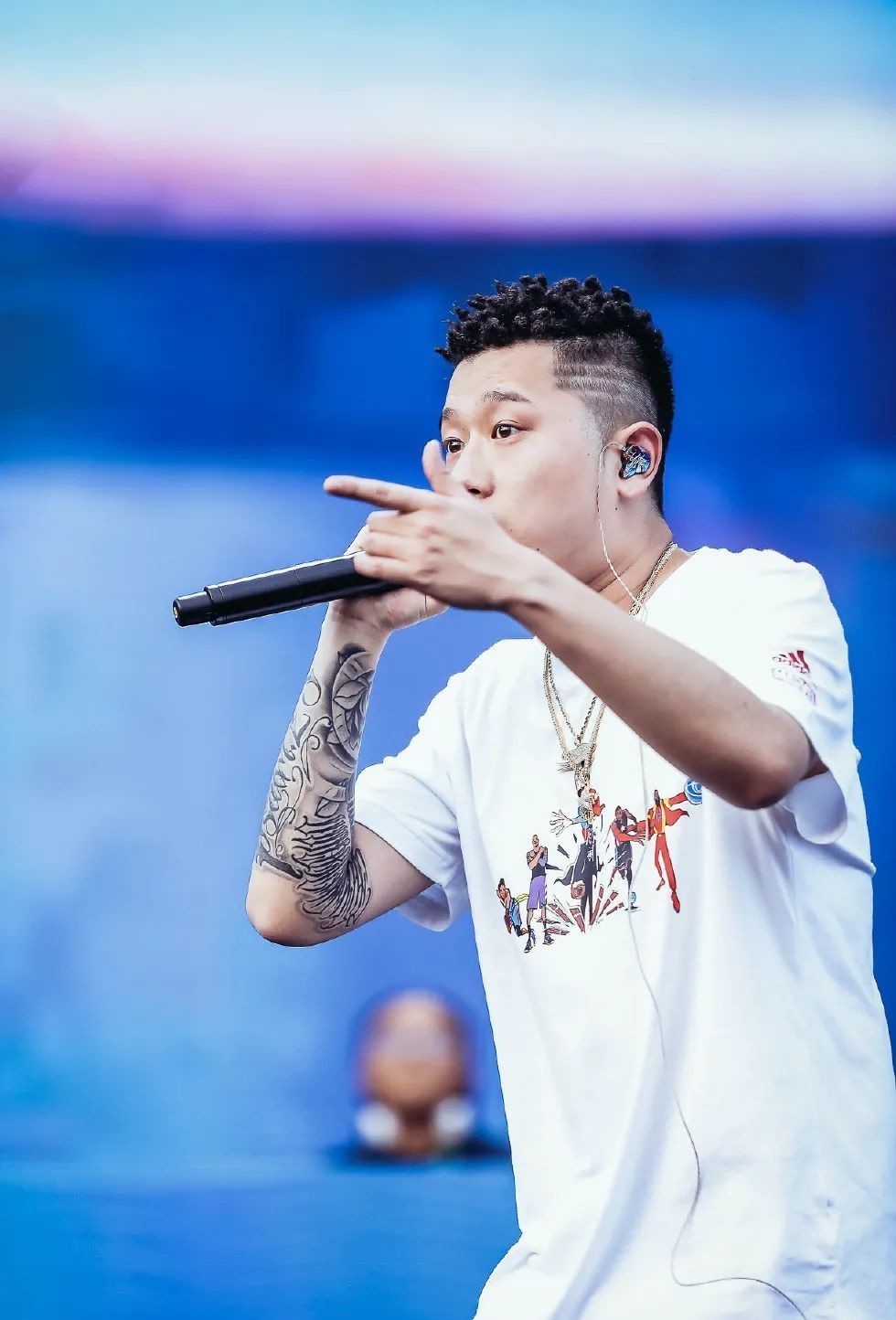 微博|王以太演出被香槟喷满脸,半个嘻哈圈为他道不平!香槟男:下一个目标GAI!