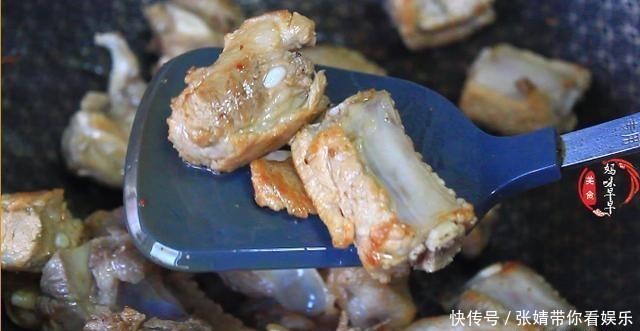 排骨|排骨焖饭怎么做好吃?告诉你正确做法,肉香不腥,米饭软糯入味