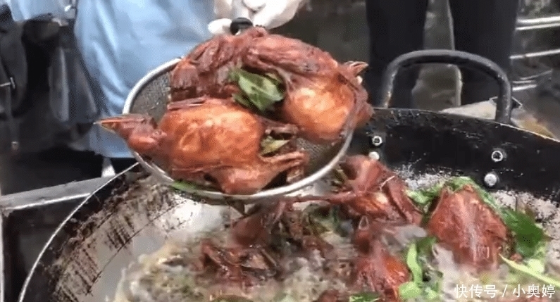 不多见|大姐路边卖“它”,15元一只,路人敢问不敢吃,顾客:不多见了!