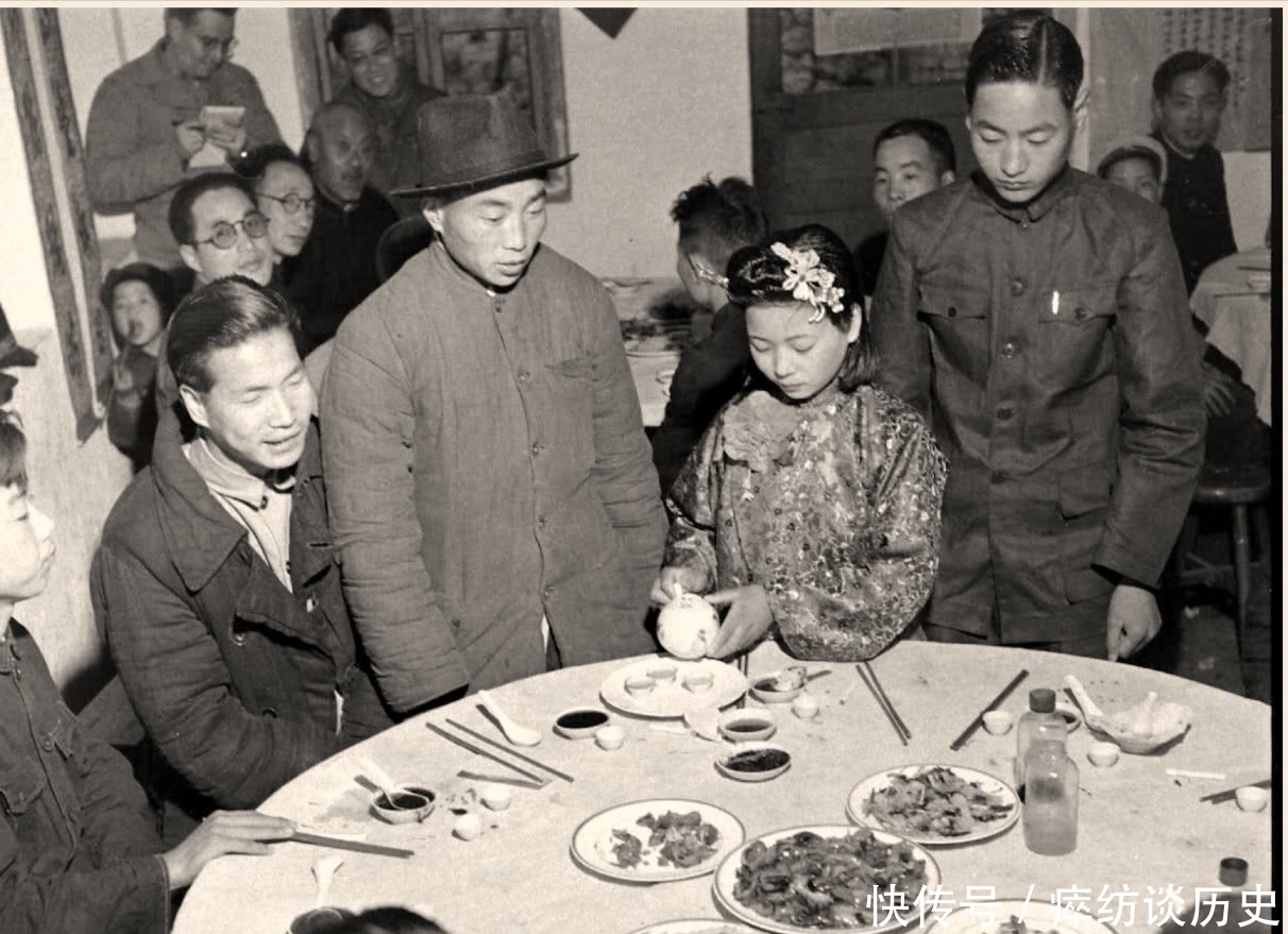 世纪|20世纪40年代的一组老照片,夫妻婚宴办的很简单,脸上也没有笑容