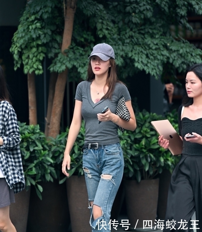  效果很惊艳|街拍：长发美女搭配时尚牛仔裤，秀纤细长腿很有网红风格