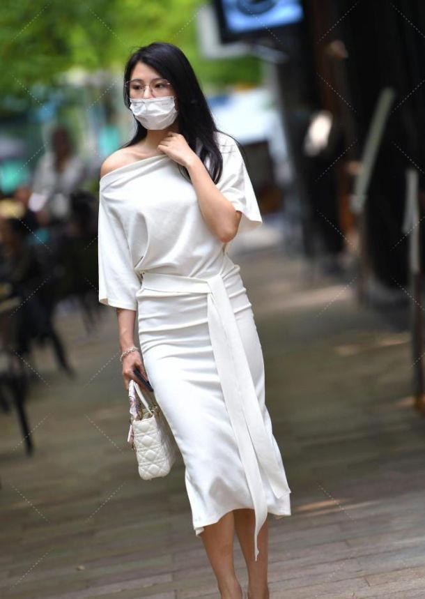  正因为如此|一条白色半身长裙修身的裙型紧致利落，瞬间显得优雅感十足