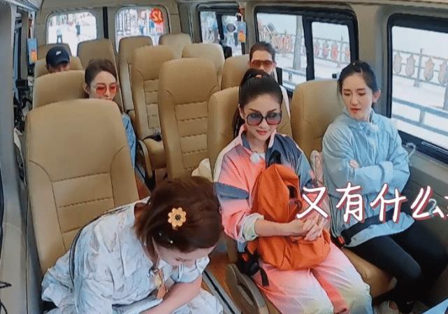 坐车|张歆艺坐车还准备吃的,当她拿出来那一刻,连外国来的吉娜都兴奋了