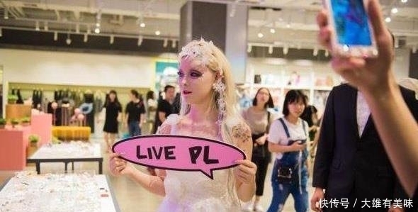 迪丽拉|真人芭比打哈欠，刚好被拍了下来，嘴巴都快裂开了？