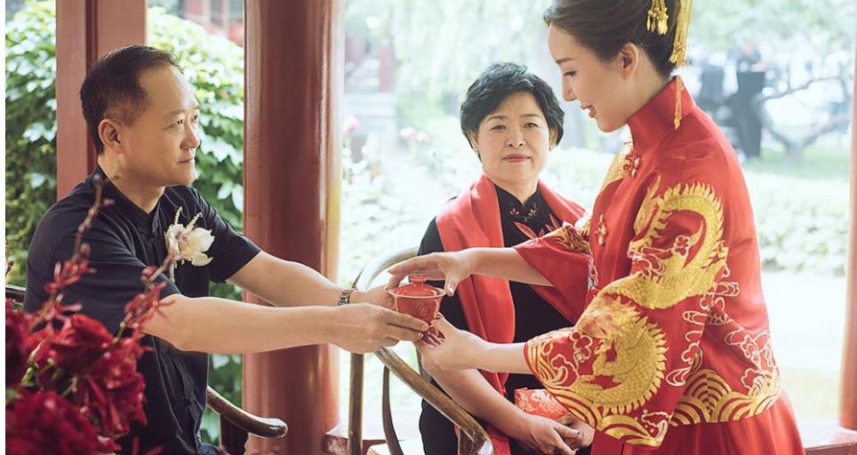 商量|婚礼前商量的2万改口费，结婚时变“空头支票”，女方大闹婚礼