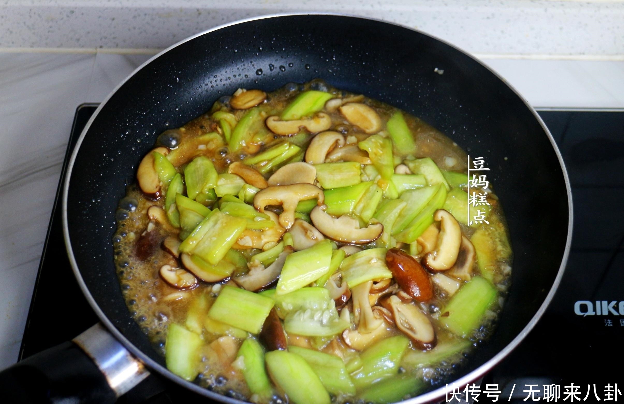 丝瓜炒香菇|怕长胖，这2样蔬菜一起炒，低热量高营养，汤鲜味美
