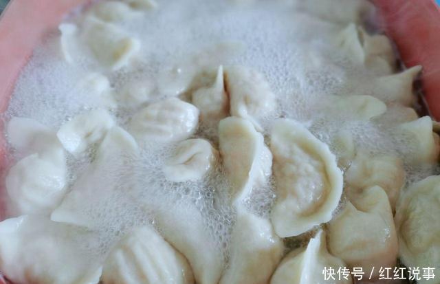  多汁|萝卜馅饺子，是焯水还是直接包，只要这步做对了，鲜嫩多汁又好吃