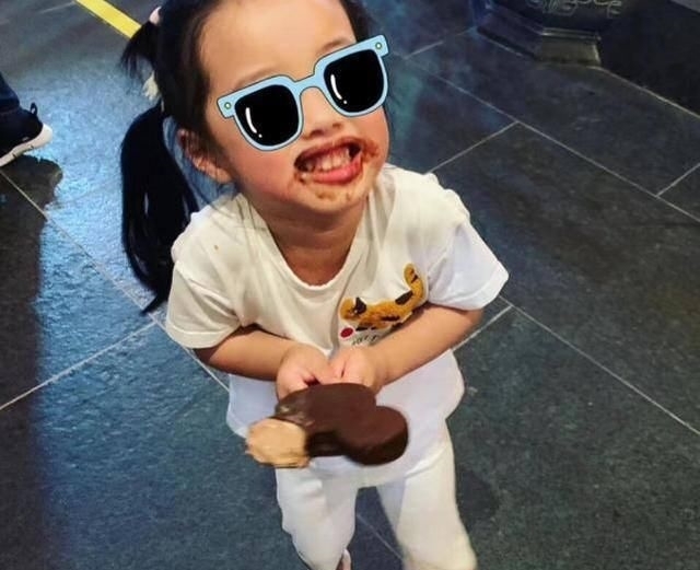 露齿|陈赫与女儿商场内嬉戏打闹,安安吃冰淇淋露齿大笑,表情超魔性