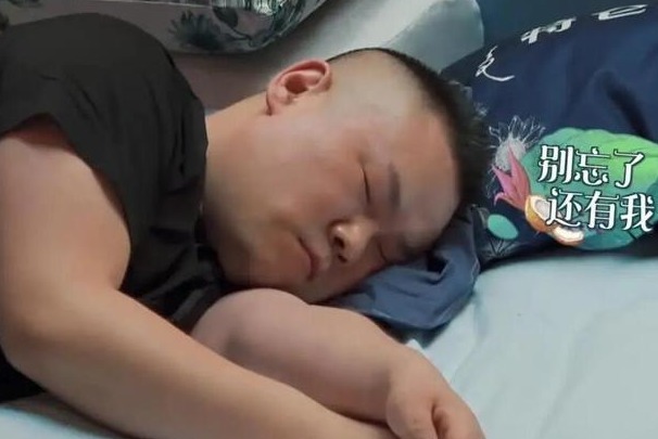 睡觉|上节目就睡觉,黄磊要门票被拒,岳云鹏反应暴露德云社“潜规则”