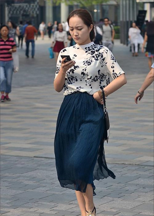 貌美|街拍:肤白貌美的小美女,五官精致,比心的动作很俏皮