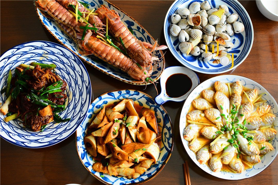  午餐|我家周末午餐，四个人六个菜，三个是海鲜，真是有口福