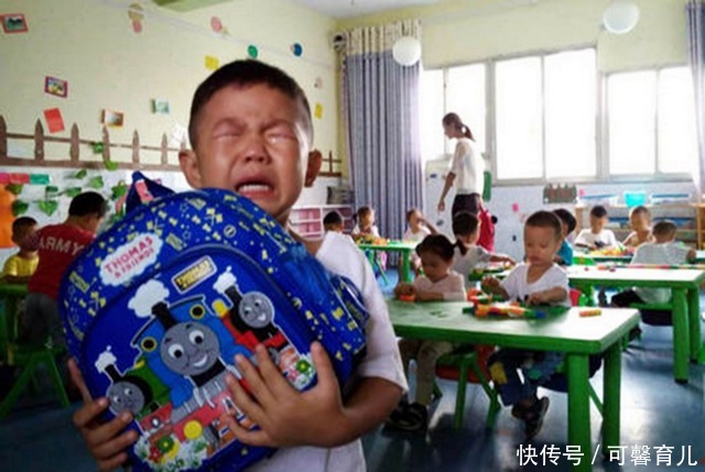 姥姥|幼儿园毕业证书入手后，小男孩泪如雨下，长大的过程太辛苦！