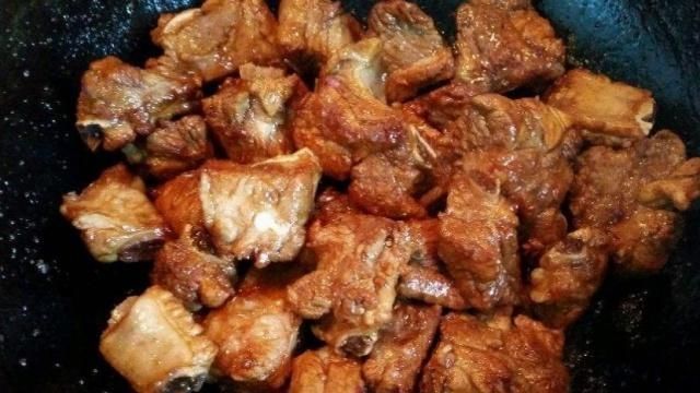 错误|焯排骨用“冷水”还是“沸水”做错了肉发柴,以后别犯这错误了