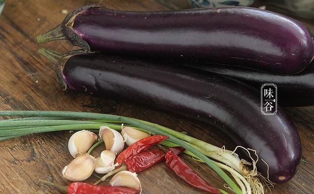  凉拌|夏季吃凉拌茄子，茄子直接蒸大错特错，多加一步，茄子不黑还美味