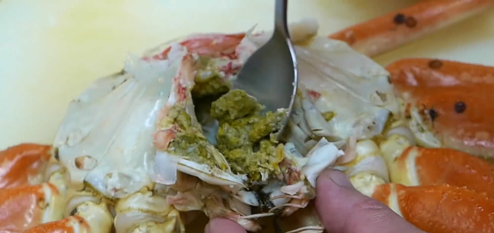 蟹黄|花150元买的一只螃蟹，真肥，还以为赚到，煮后掰开没勇气下嘴