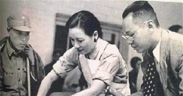 路上|他辞官回家的路上遇到强盗,打开他的行李后,强盗却跪送