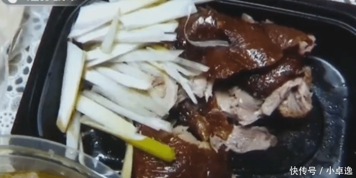 因肉|女子半价点了一只烤鸭,因肉太少怒给差评,不料却给引来了大麻烦