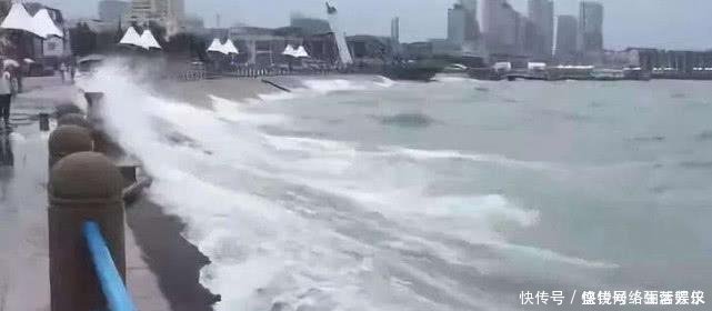 小女孩|大浪1小时卷走4个人!穿救生圈小男孩死死拽住身边的小女孩……