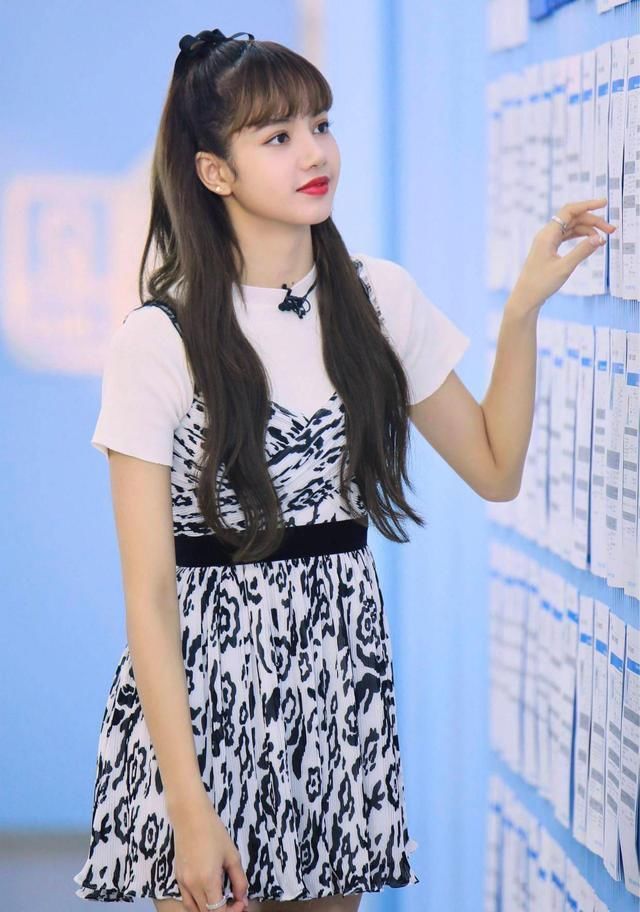 互动|Lisa疑似在节目中,向蔡徐坤撒娇,两人甜蜜互动成为节目最大看点