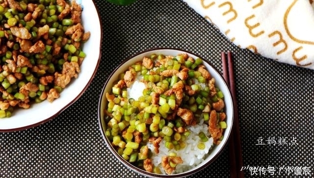 蒜苔|买一把蒜苔,换了种新做法,女儿就着吃掉一大碗米饭~