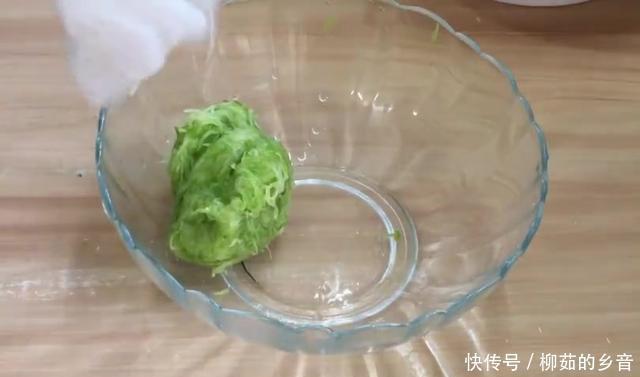 做法|饺子不要水煮油炸了,做法简单易上手,蒸出来不破皮