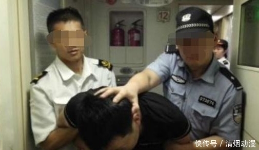  小时|地铁上一男两女进入公厕1小时，警察前来制止，男子：她们自愿的