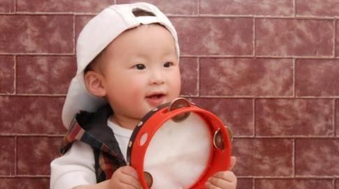 男孩|男孩公交车上多次故意踢踹乘客，教育无效后，男子的反击太残忍