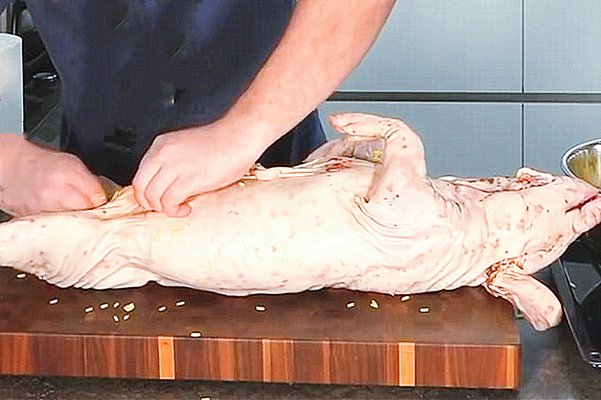  家五口人|5个人吃饭婆婆只做一道菜，以为不够吃，上菜后一家人吃到肚子撑